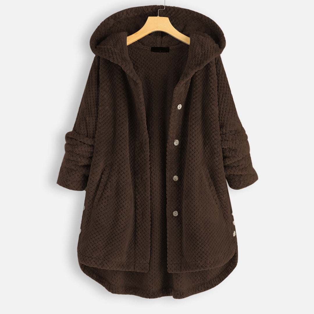 Bruine fleece damesjas met capuchon, knopen en zakken, ideaal voor herfst en winter. Comfortabele en warme kleding voor dagelijks gebruik.