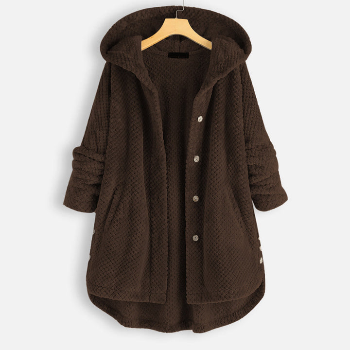 Bruine fleece damesjas met capuchon, knopen en zakken, ideaal voor herfst en winter. Comfortabele en warme kleding voor dagelijks gebruik.