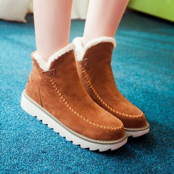 Bruine suède laarzen met witte voering, dikke rubberen zool en stikseldetails, perfect voor wintermode en casual outfits.