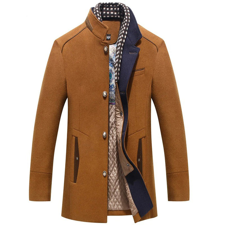 Bruine herenjas met opstaande kraag, knoopsluiting en contrasterende voering. Stijlvolle winterjas voor heren, ideaal voor formele gelegenheden.