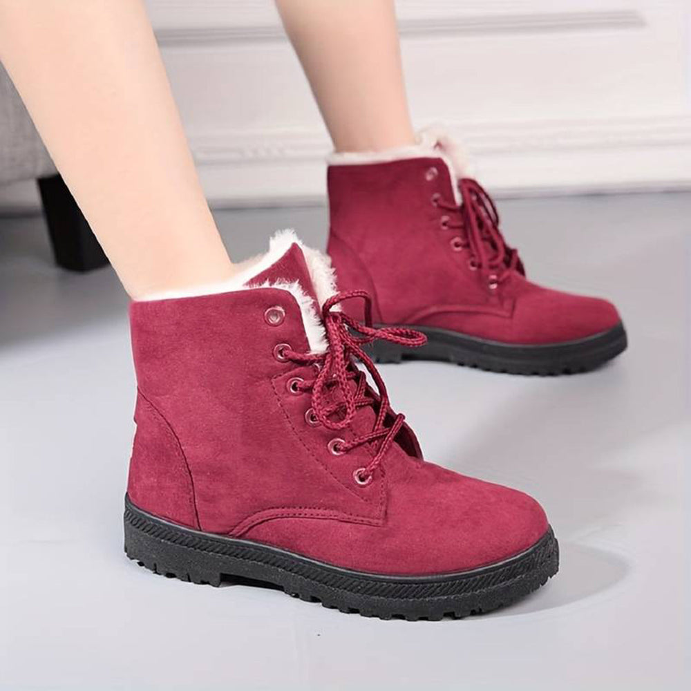 Bordeauxrode suède laarzen met veters en warme voering, perfect voor wintermode. Comfortabele damesboots met stevige zwarte zolen.