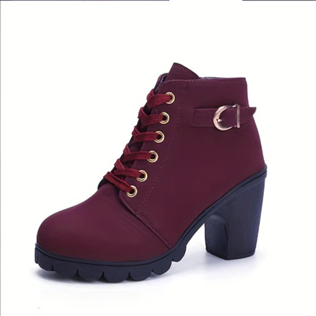 Bordeauxrode dameslaars met hoge hak, veters en gesp. Modieuze enkellaars voor herfst en winter. Comfortabele en stijlvolle schoenen.