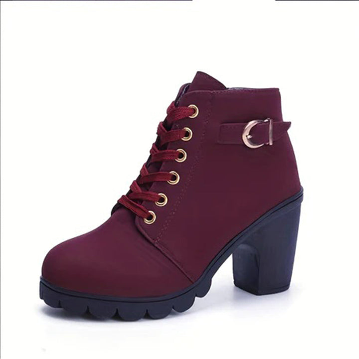 Bordeauxrode dameslaars met hoge hak, veters en gesp. Modieuze enkellaars voor herfst en winter. Comfortabele en stijlvolle schoenen.