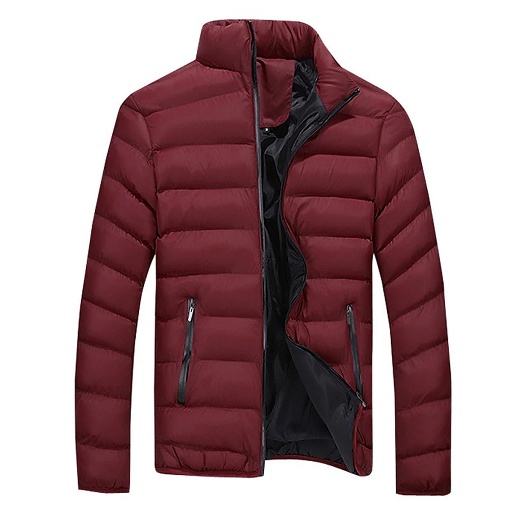 Bordeauxrode gewatteerde jas voor heren, lichtgewicht en waterafstotend, met ritssluiting en opstaande kraag. Perfect voor wintermode en outdooractiviteiten.