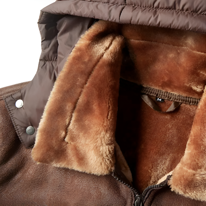 Bruine leren jas met warme, zachte bontvoering en capuchon, maat M. Perfect voor wintermode, herenmode, stijlvolle en comfortabele buitenkleding.