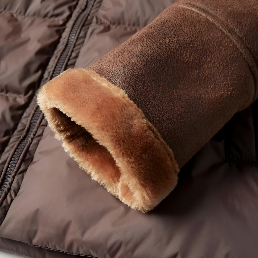 Bruine leren jas met gewatteerde voering en zachte schapenvacht kraag. Luxe winterkleding, warme jas, modieuze leren jas voor heren.