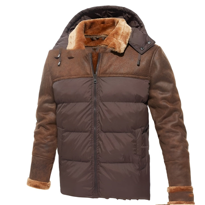 Bruine winterjas met capuchon, gewatteerd ontwerp en imitatiebontkraag. Stijlvolle herenjas voor koude seizoenen. Warm en modieus.