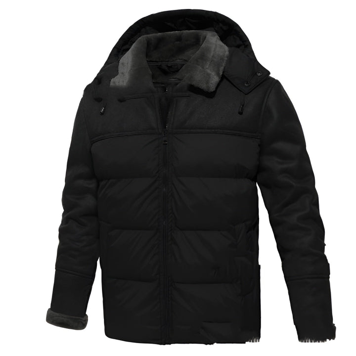 Zwarte winterjas met capuchon, gewatteerd ontwerp, ritssluiting en bontvoering. Stijlvolle herenjas voor koude weersomstandigheden.