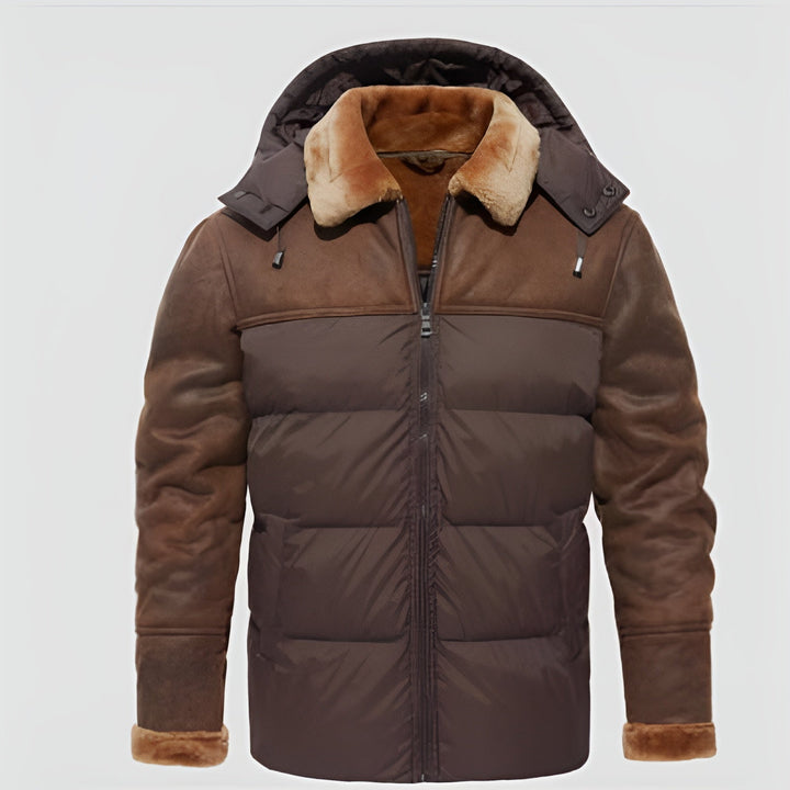 Bruine heren winterjas met capuchon, gewatteerd en suède details, warme voering, ideaal voor koude weersomstandigheden. Stijlvolle en functionele jas.