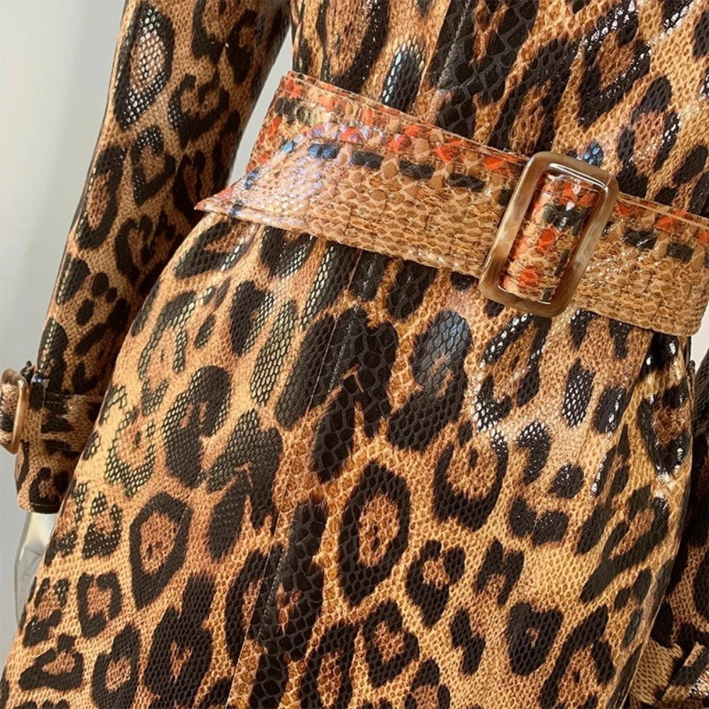 Luipaardprint jurk met riem, close-up. Modieuze dierenprint, trendy dameskleding, stijlvolle outfit voor elke gelegenheid.