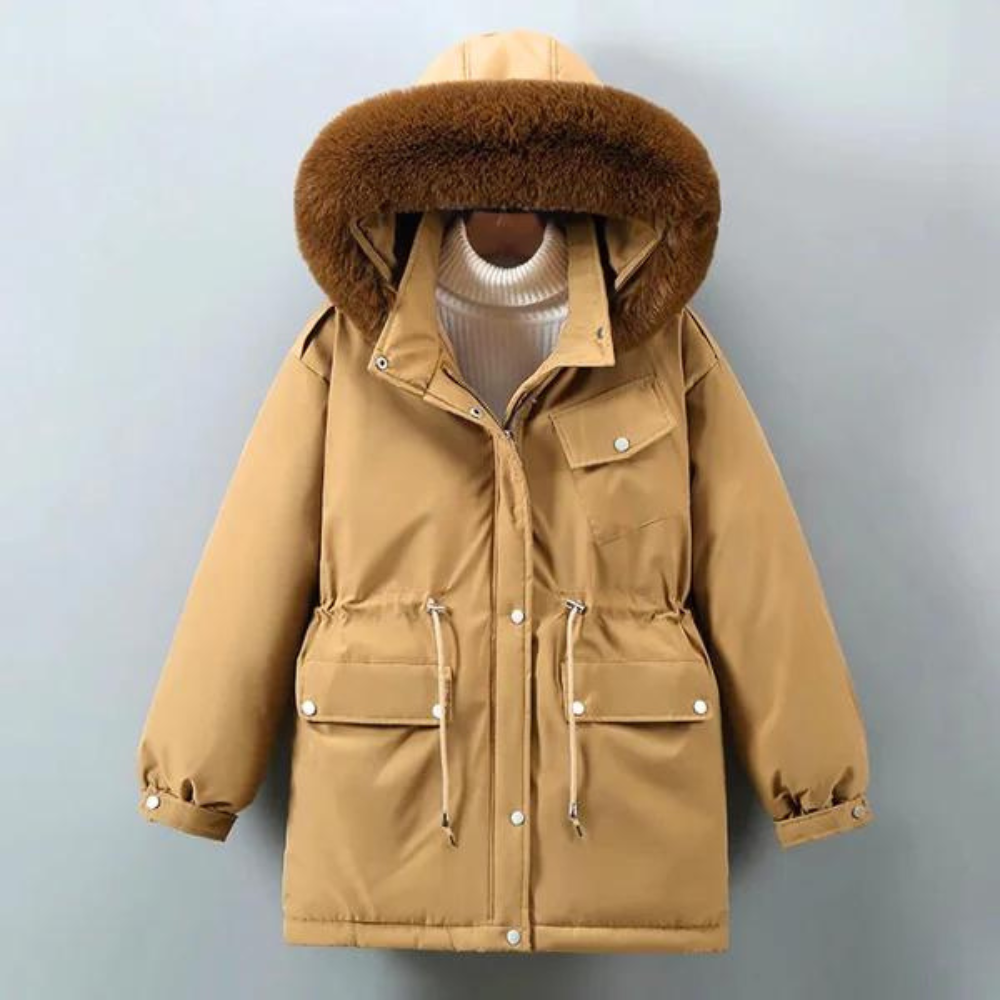Camelkleurige winterjas met capuchon en nepbontkraag, voor dames. Warme gewatteerde parka met zakken en trekkoorden. Perfect voor koude dagen.