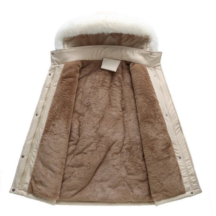 Beige winterjas met witte bontkraag en bruine fleecevoering, opengeklapt. Warme damesjas, modieus en comfortabel voor koude seizoenen.