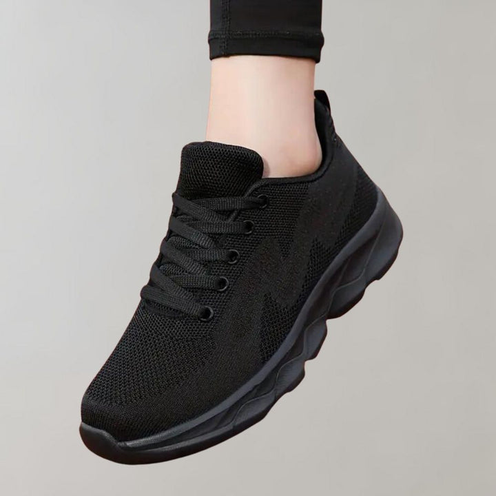 Zwarte sportschoen met ademend mesh, lichtgewicht zool en vetersluiting. Perfect voor hardlopen en fitness. Unisex design, comfortabele pasvorm.