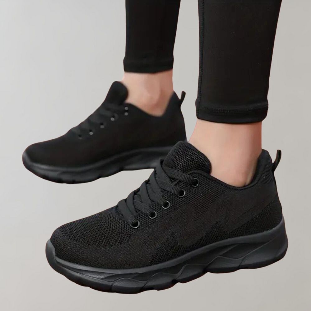 Zwarte sportschoenen voor dames, ademend mesh, lichtgewicht, comfortabele zool, ideaal voor hardlopen en fitness. Stijlvol en functioneel ontwerp.