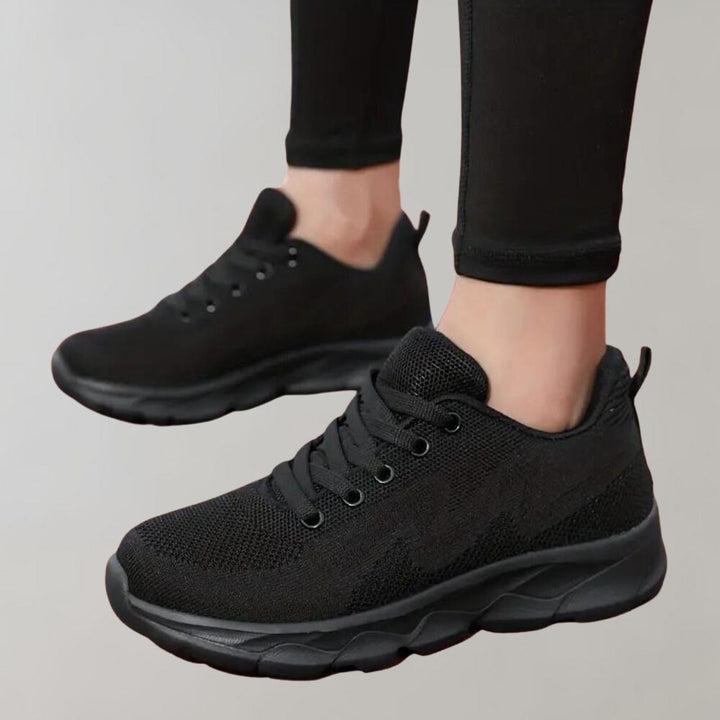 Zwarte sportschoenen voor dames, ademend mesh, lichtgewicht, comfortabele zool, ideaal voor hardlopen en fitness. Stijlvol en functioneel ontwerp.
