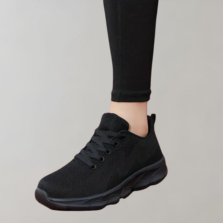 Zwarte sportschoen met ademend mesh bovenwerk en dikke zool, ideaal voor hardlopen en dagelijks gebruik. Comfortabele en stijlvolle sneaker.