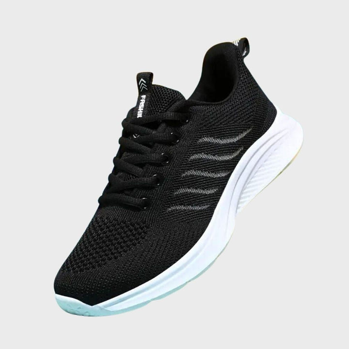 Zwarte sportschoen met witte zool, ademend mesh bovenwerk en vetersluiting. Ideaal voor hardlopen en fitness. Comfortabele en stijlvolle sneaker.
