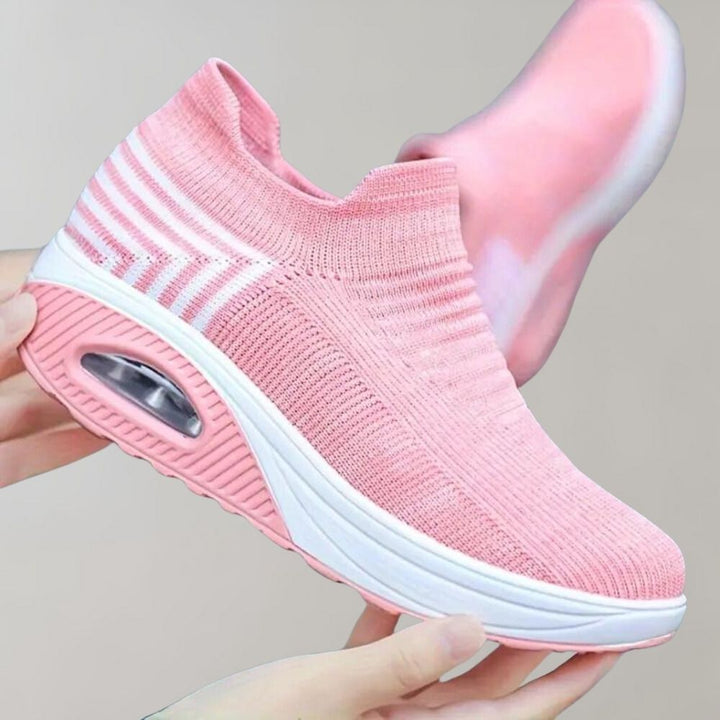 Roze dames sneaker met verhoogde zool, ademend gebreid bovenwerk en luchtkussen. Comfortabele sportschoen voor dagelijks gebruik.