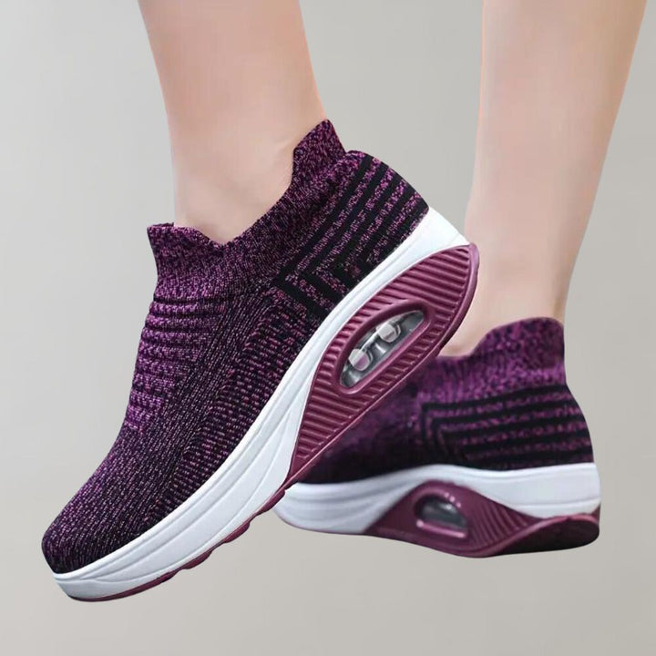 Paarse dames sneakers met verhoogde zool, ademend mesh, slip-on design. Comfortabele sportschoenen voor dagelijks gebruik en wandelen.