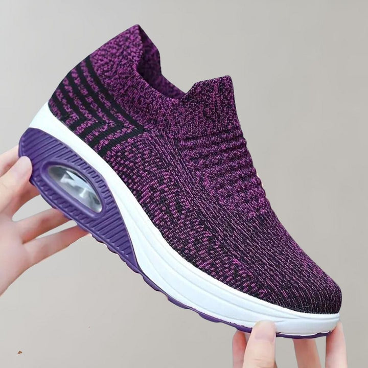 Paarse dames sneaker met gebreid bovenwerk, verhoogde zool en luchtkussen. Comfortabele sportschoen, ideaal voor dagelijks gebruik en wandelen.