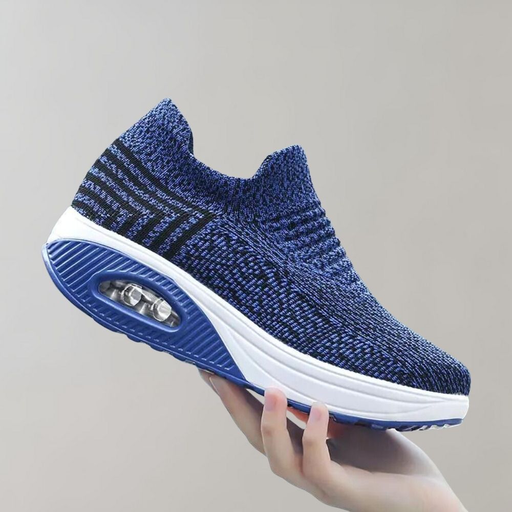 Blauwe gebreide sneaker met luchtkussen zool, lichtgewicht en ademend ontwerp, ideaal voor dagelijks comfort en sportieve activiteiten.