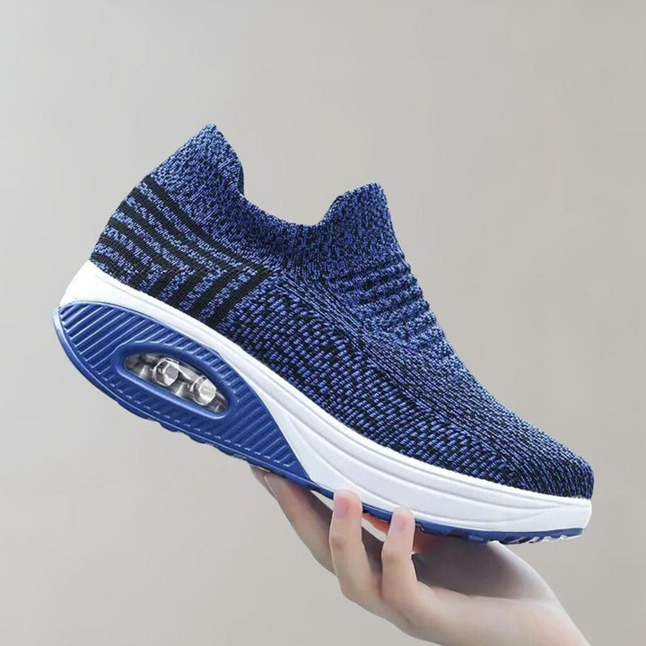 Blauwe gebreide sneaker met luchtkussen zool, lichtgewicht en ademend ontwerp, ideaal voor dagelijks comfort en sportieve activiteiten.