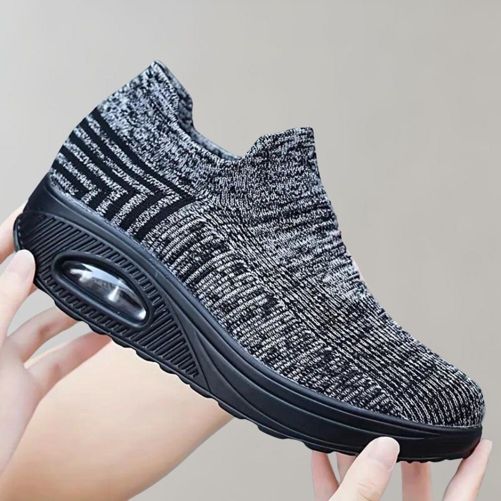 Donkergrijze, gebreide sneaker met verhoogde zool en luchtkussen, comfortabele damesmode, casual schoenen, ademend en lichtgewicht ontwerp.