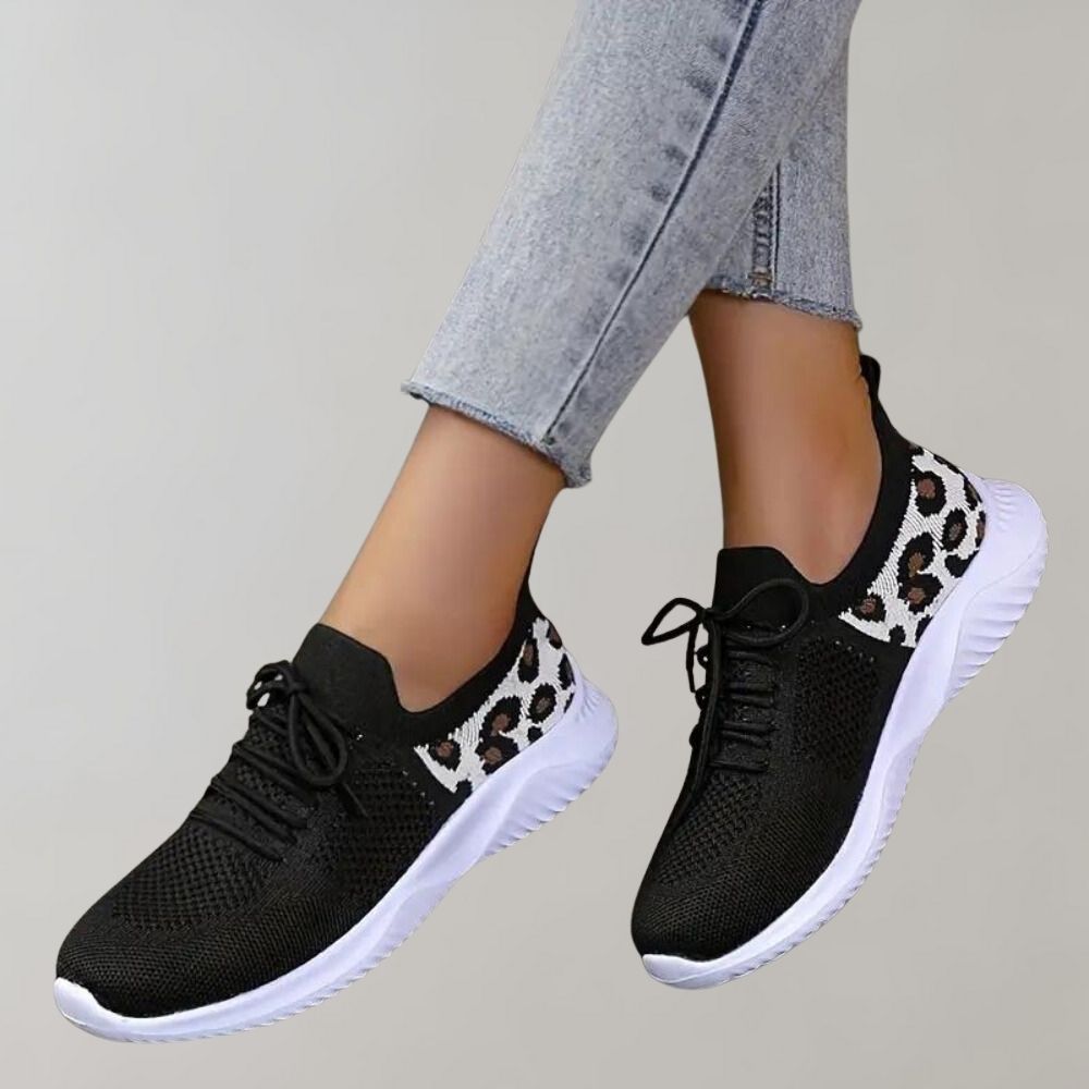 Zwarte dames sneakers met luipaardprint en witte zool, casual en stijlvol, perfect voor dagelijks gebruik. Comfortabele pasvorm, trendy design.