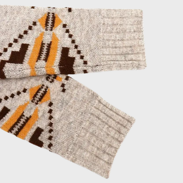 Grijze wollen sokken met geometrisch Azteeks patroon in bruin en oranje, warme winteraccessoires, comfortabele herensokken, stijlvol en duurzaam.
