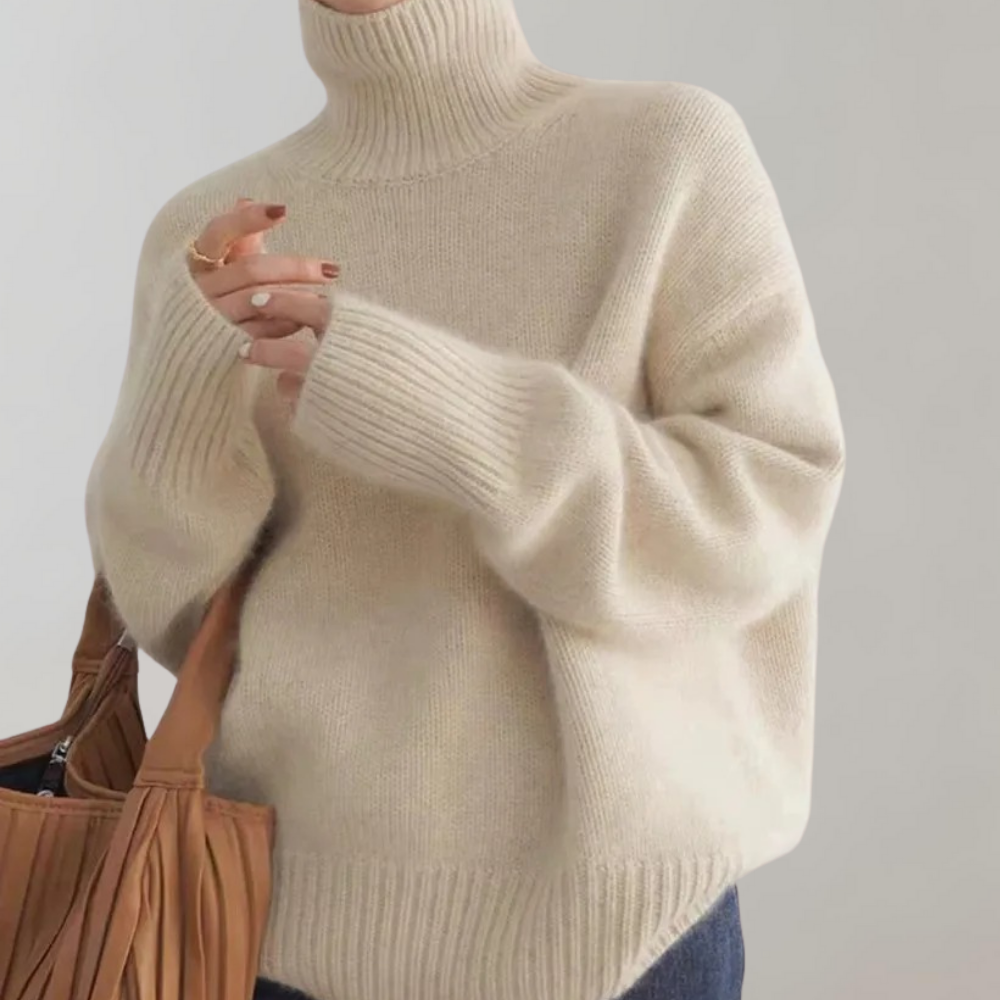 Beige oversized coltrui dames, gebreid, zachte stof, casual wintermode, stijlvolle trui, warme kleding, modetrend, comfortabele pasvorm.
