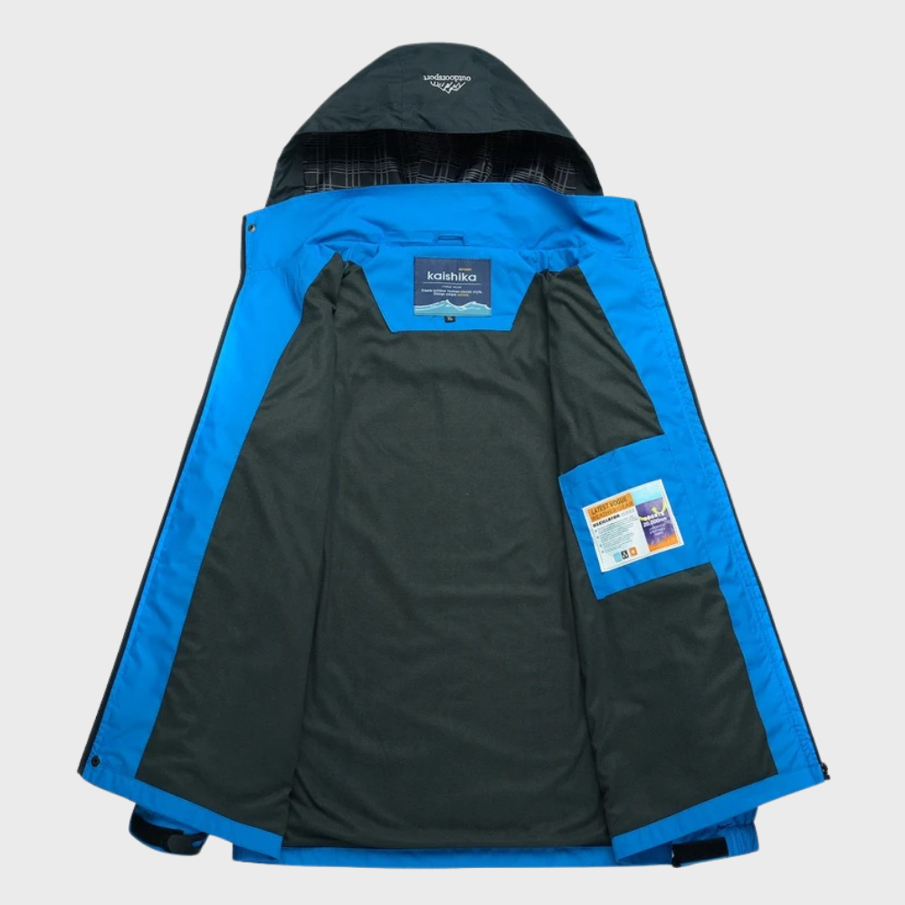 Blauwe waterdichte outdoorjas met capuchon, opengeklapt om binnenvoering en zakken te tonen. Ideaal voor wandelen en kamperen.