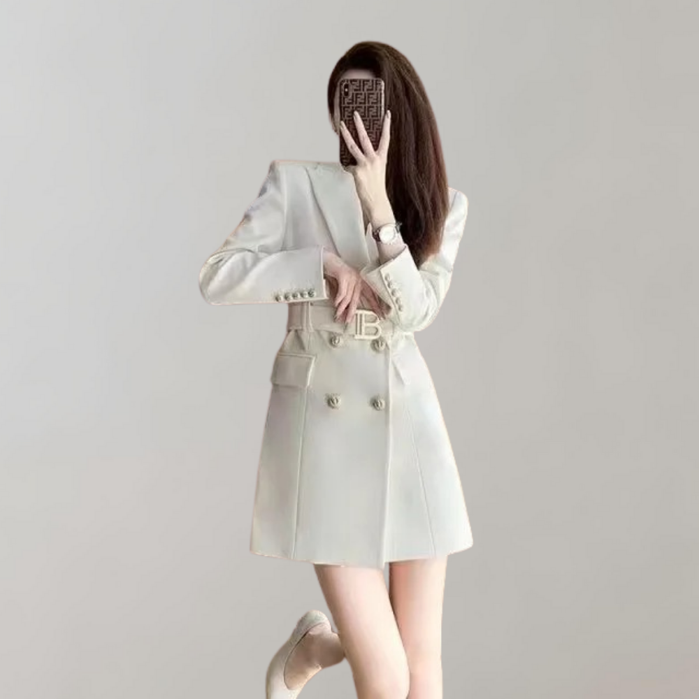 Witte damesblazerjurk met dubbele knopen, lange mouwen en riem, geschikt voor zakelijke en formele gelegenheden. Elegante mode voor vrouwen.