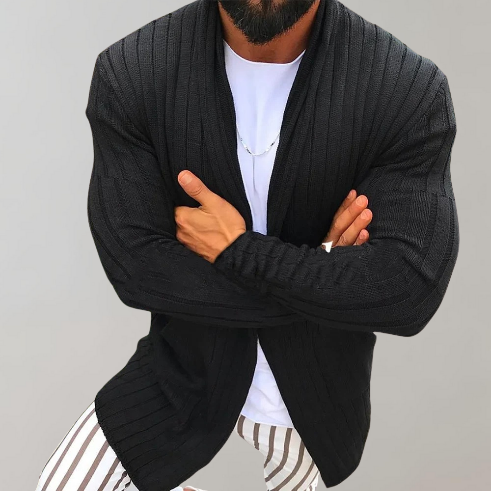 Zwarte gebreide heren cardigan, open voorkant, gedragen over een wit T-shirt. Stijlvolle herenkleding, geschikt voor casual en formele gelegenheden.