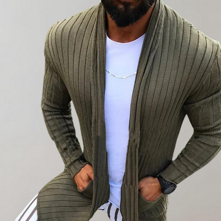 Man in olijfgroen geribbelde cardigan, witte T-shirt en horloge. Stijlvolle herenkleding, casual mode, comfortabele outfit.