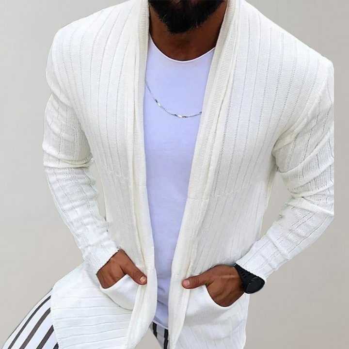Man in witte gebreide cardigan met sjaalkraag, witte T-shirt en gestreepte broek. Modieuze herenkleding, casual stijl, comfortabele outfit.