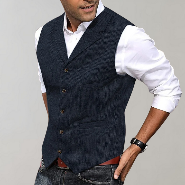 Donkerblauw herenvest, formele stijl, gedragen over een witte overhemd, ideaal voor zakelijke en casual gelegenheden. Elegante knoopsluiting.