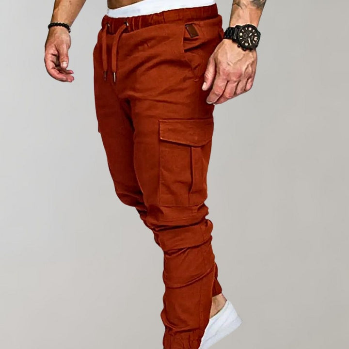 Bruine cargobroek voor heren met meerdere zakken, elastische tailleband en trekkoord. Stijlvolle casual broek, ideaal voor dagelijks gebruik.