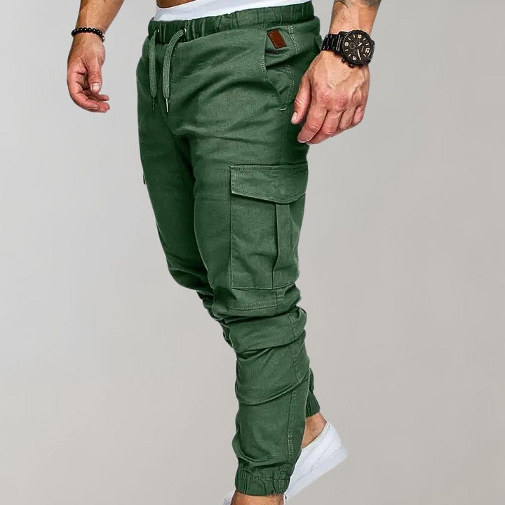 Groene cargobroek voor heren met elastische tailleband, zijzakken en casual pasvorm. Perfect voor streetwear en comfortabele dagelijkse outfits.