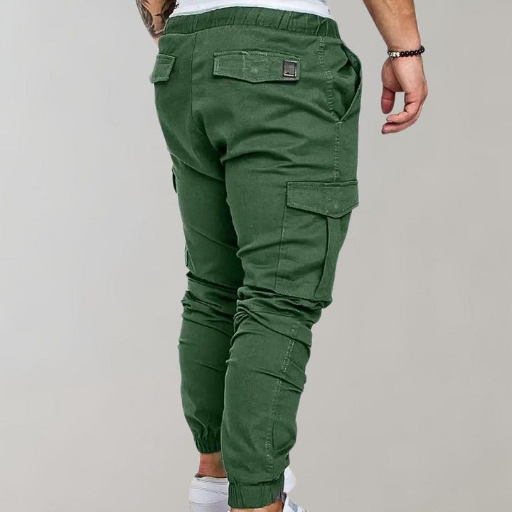 Groene cargobroek voor heren, elastische tailleband, meerdere zakken, casual streetwear, comfortabele pasvorm, modieuze herenkleding.