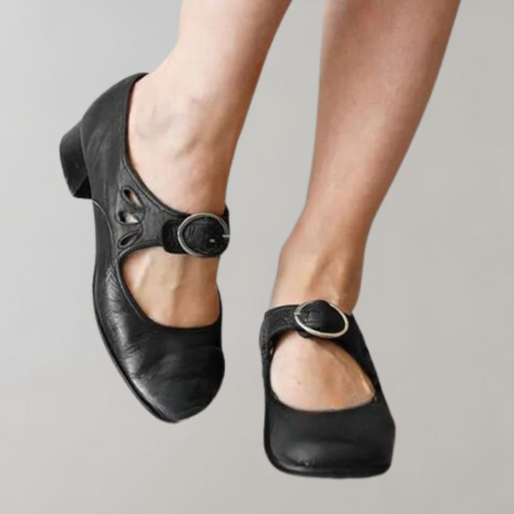 Zwarte leren Mary Jane schoenen met lage hak en decoratieve uitsnijdingen, damesmode, comfortabele pasvorm, stijlvolle schoenen voor dagelijks gebruik.