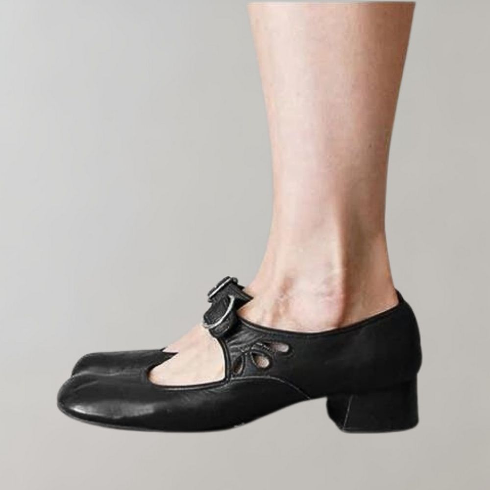 Zwarte leren dameshak met gespsluiting, elegante vintage stijl, comfortabele blokhak, ideaal voor dagelijks gebruik en speciale gelegenheden.