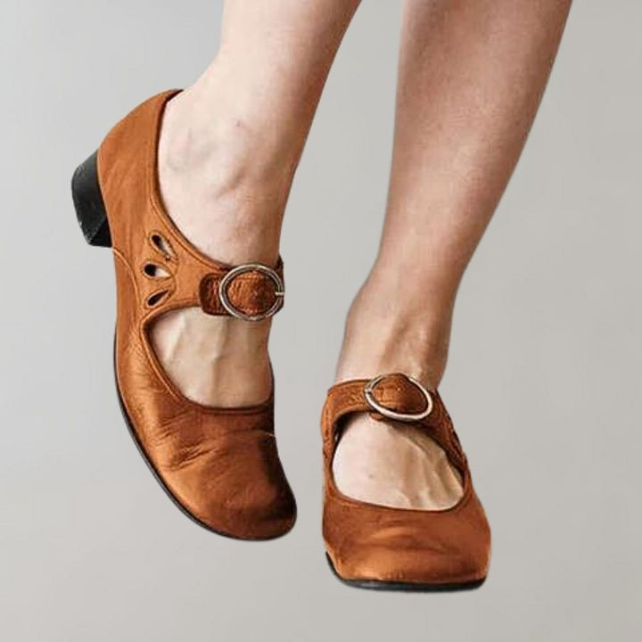 Bruine leren Mary Jane schoenen met lage hak en decoratieve uitsnijdingen, damesmode, comfortabele vintage stijl, ideaal voor dagelijks gebruik.