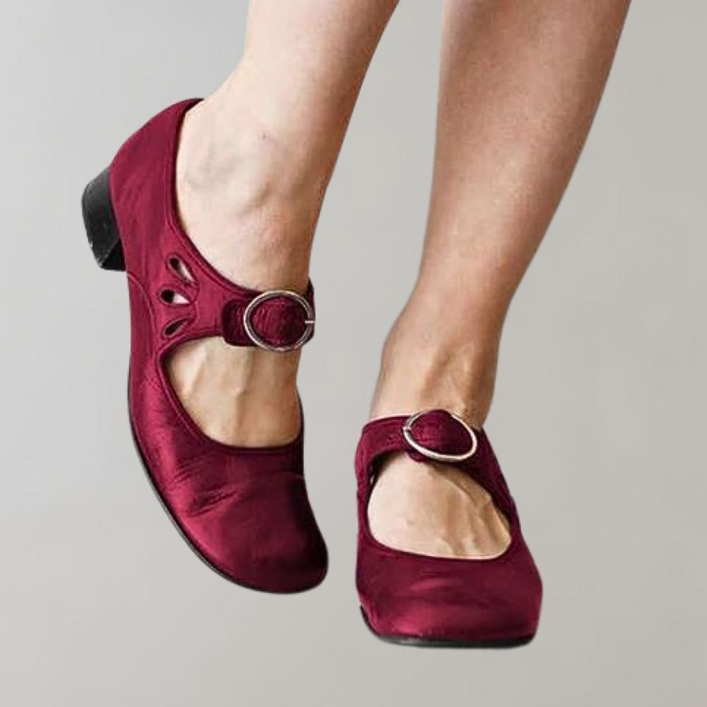 Rode dames Mary Jane schoenen met lage hak en decoratieve uitsnijdingen, ideaal voor dagelijks gebruik en comfort. Perfecte keuze voor stijlvolle dames.