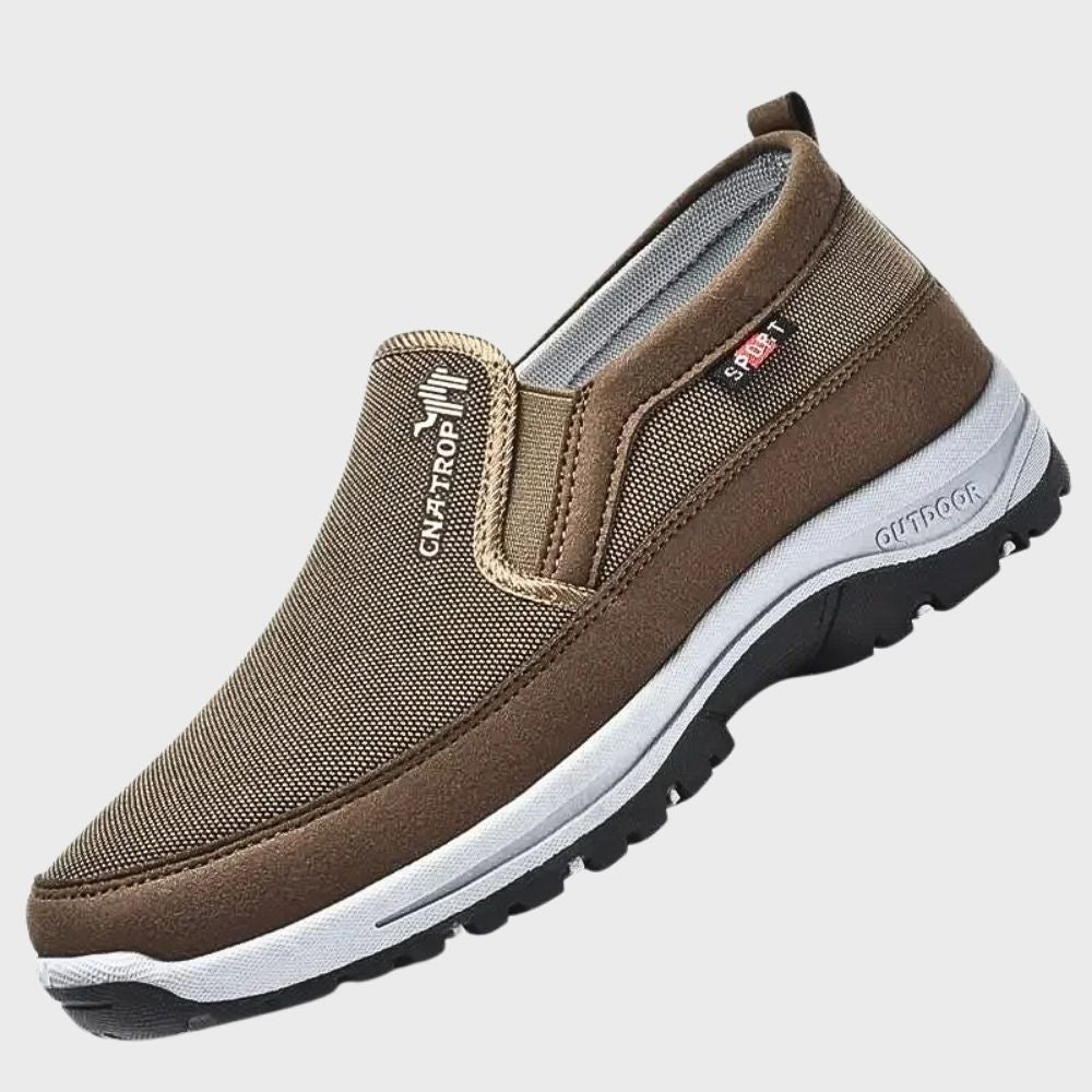Bruine heren instapper met ademend mesh, comfortabele witte zool en antislip grip. Perfect voor dagelijks gebruik en wandelen.