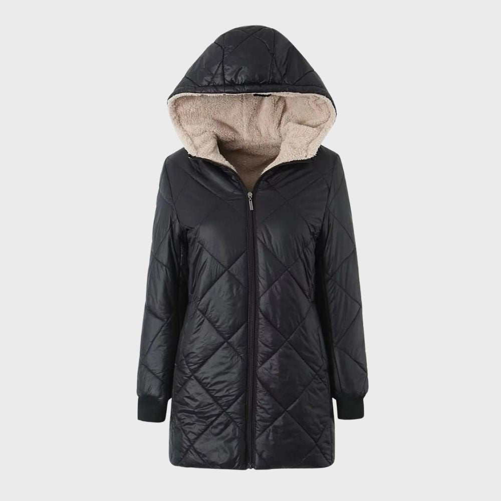Zwarte gewatteerde damesjas met capuchon, ritssluiting en beige voering. Winterjas, warme kleding, modieuze dameskleding.