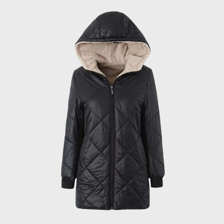 Zwarte gewatteerde damesjas met capuchon, ritssluiting en beige voering. Winterjas, warme kleding, modieuze dameskleding.