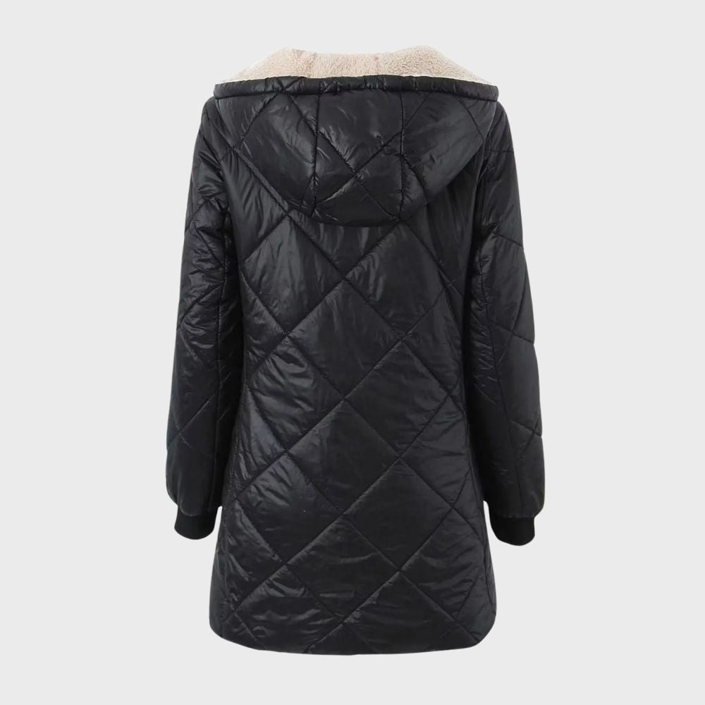 Zwarte gewatteerde damesjas met capuchon, lange mouwen en voering, ideaal voor wintermode. Stijlvolle en warme jas voor koude dagen.