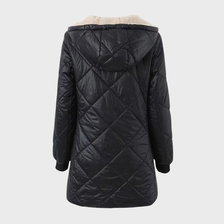Zwarte gewatteerde damesjas met capuchon, lange mouwen en voering, ideaal voor wintermode. Stijlvolle en warme jas voor koude dagen.
