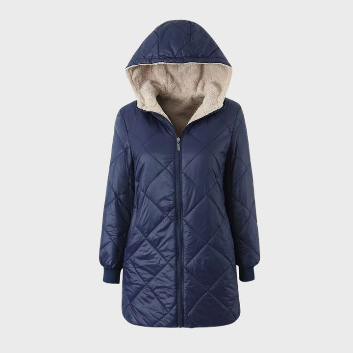 Donkerblauwe gewatteerde damesjas met capuchon, ritssluiting en fleecevoering. Winterjas, warme dameskleding, stijlvolle buitenkleding.
