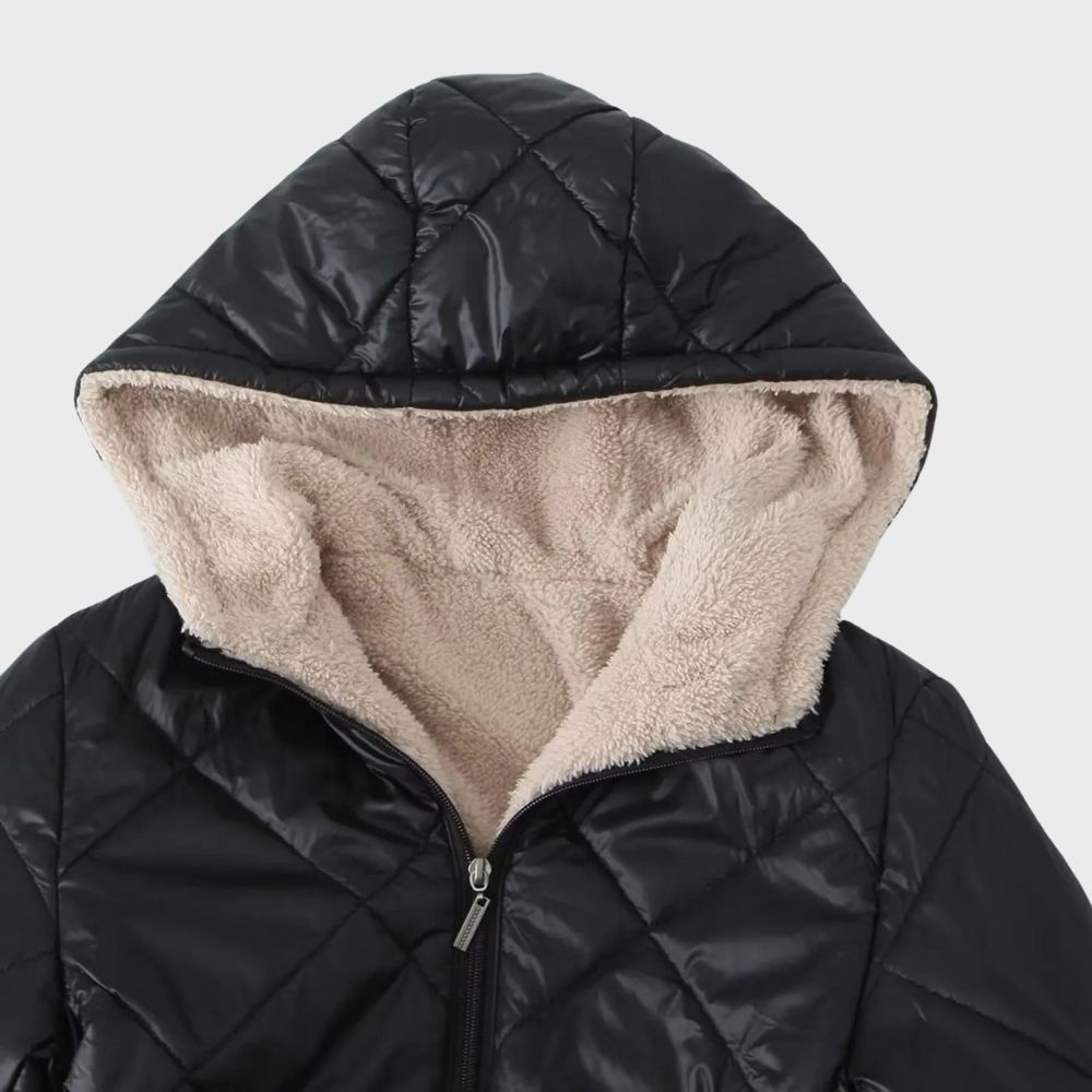 Zwarte gewatteerde jas met capuchon en beige fleece voering, ritsluiting. Stijlvolle winterjas voor dames, warme en comfortabele buitenkleding.